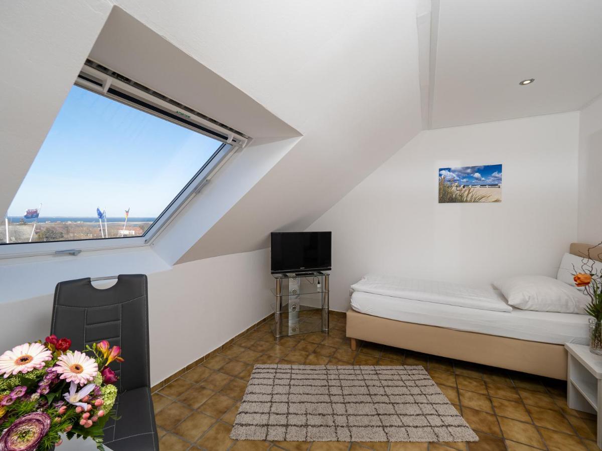 Hotel Tom'S Hus Heiligenhafen Extérieur photo